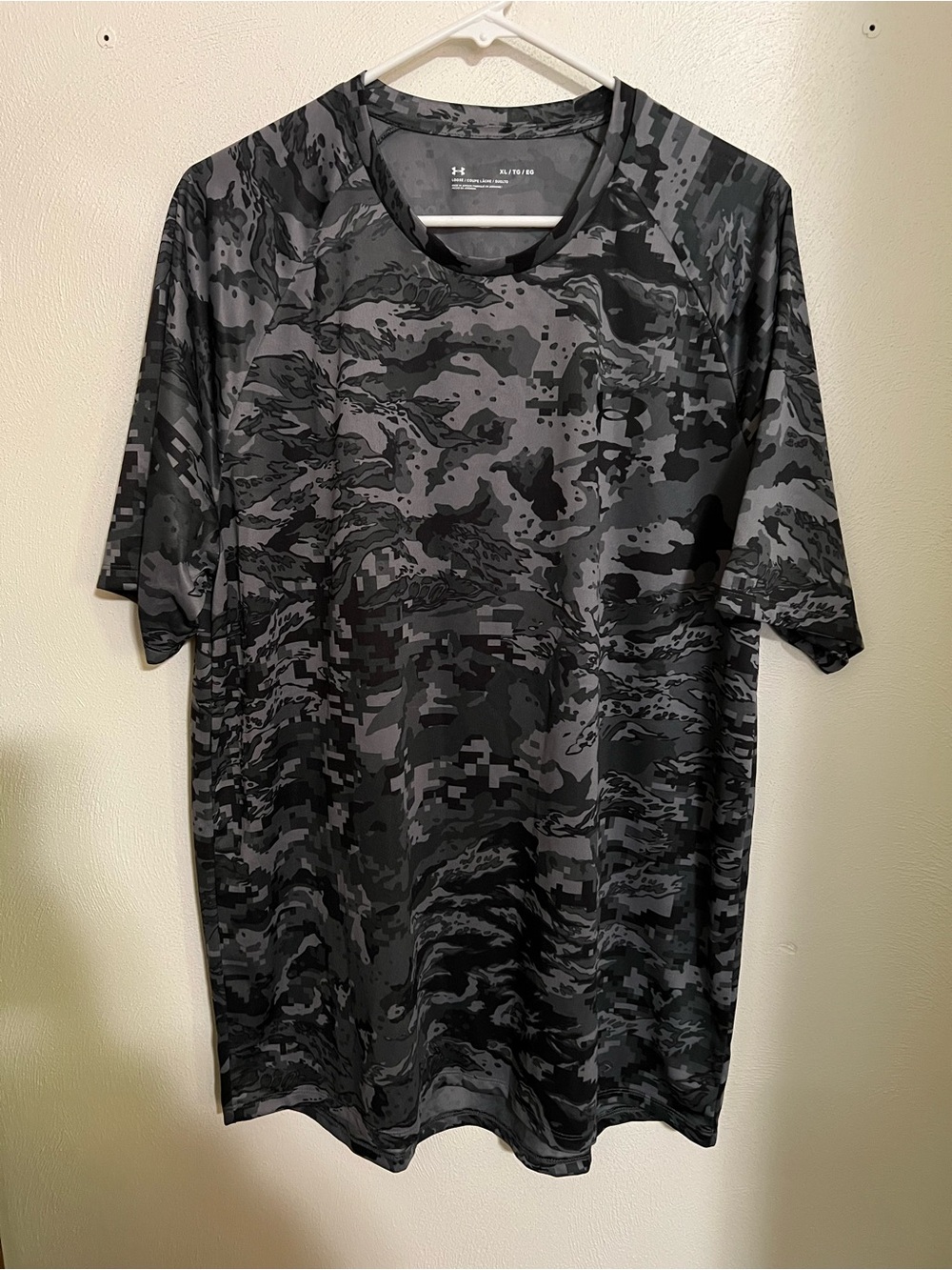 UNDER ARMOUR Loose Fit Moisture Wicking Athletic T Shirt Black Grey Men's Sz XL